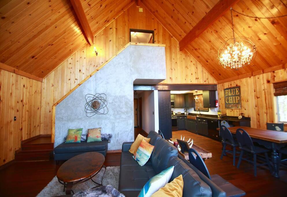Glimmer Chalet Treetop A-Frame Cabin Lake View レイク・アローヘッド エクステリア 写真
